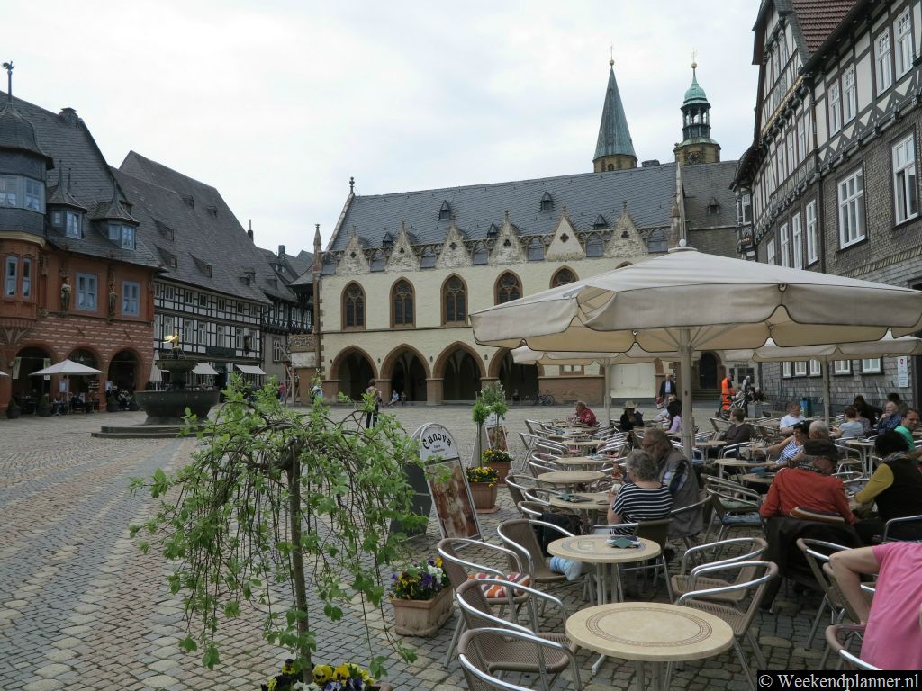 Op de Marktplatz van Goslar zijn veel leuke terrasjes. Je kunt op het plein lekker eten en er zijn  twee goede hotels.Tip: De leukste hotels  in Goslar.
